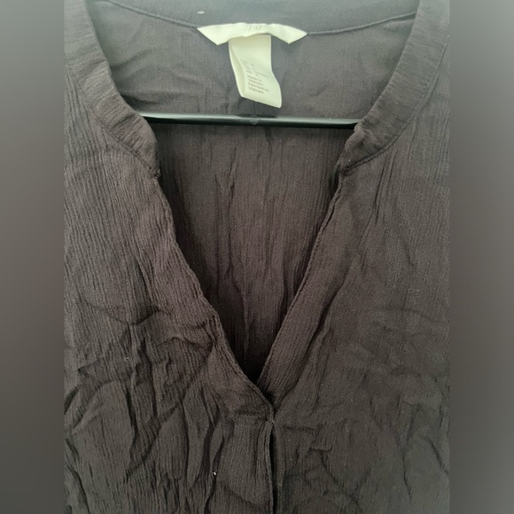 H&M light black v-neck blouse. Size 4 - Picture 2 of 6